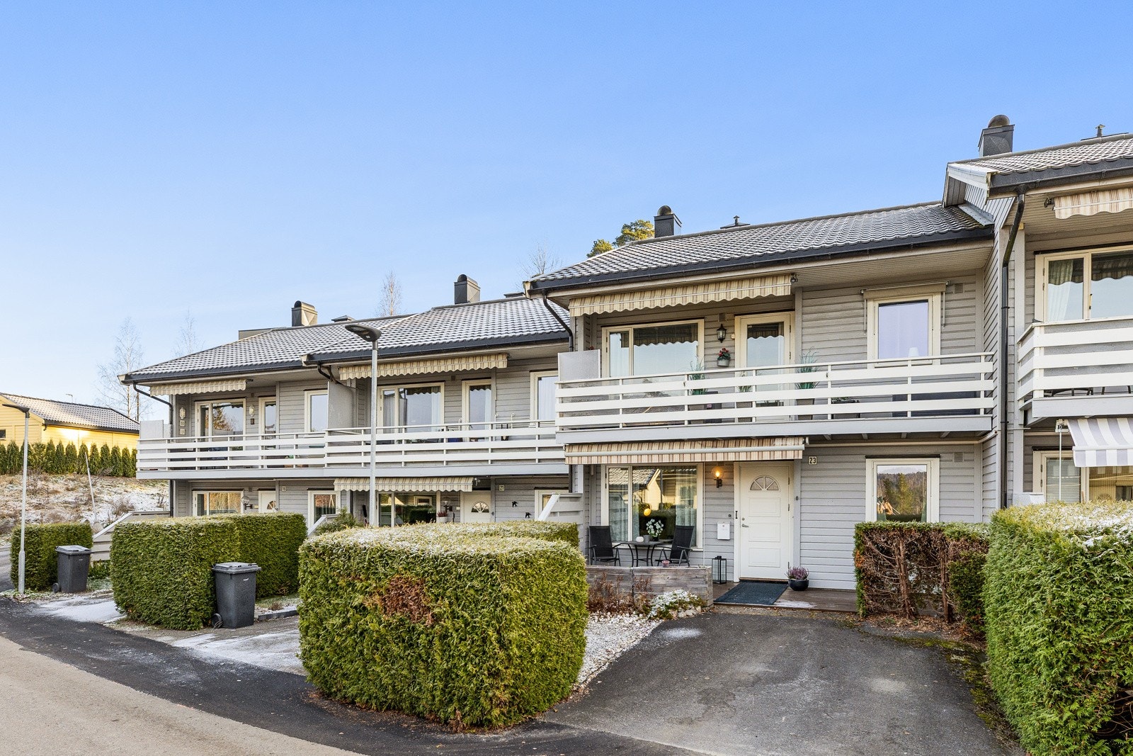Toppenhaugen 23 - leiligheten ligger i byggets 1. etasje med adkomst fra bakkeplan. Galleribilde