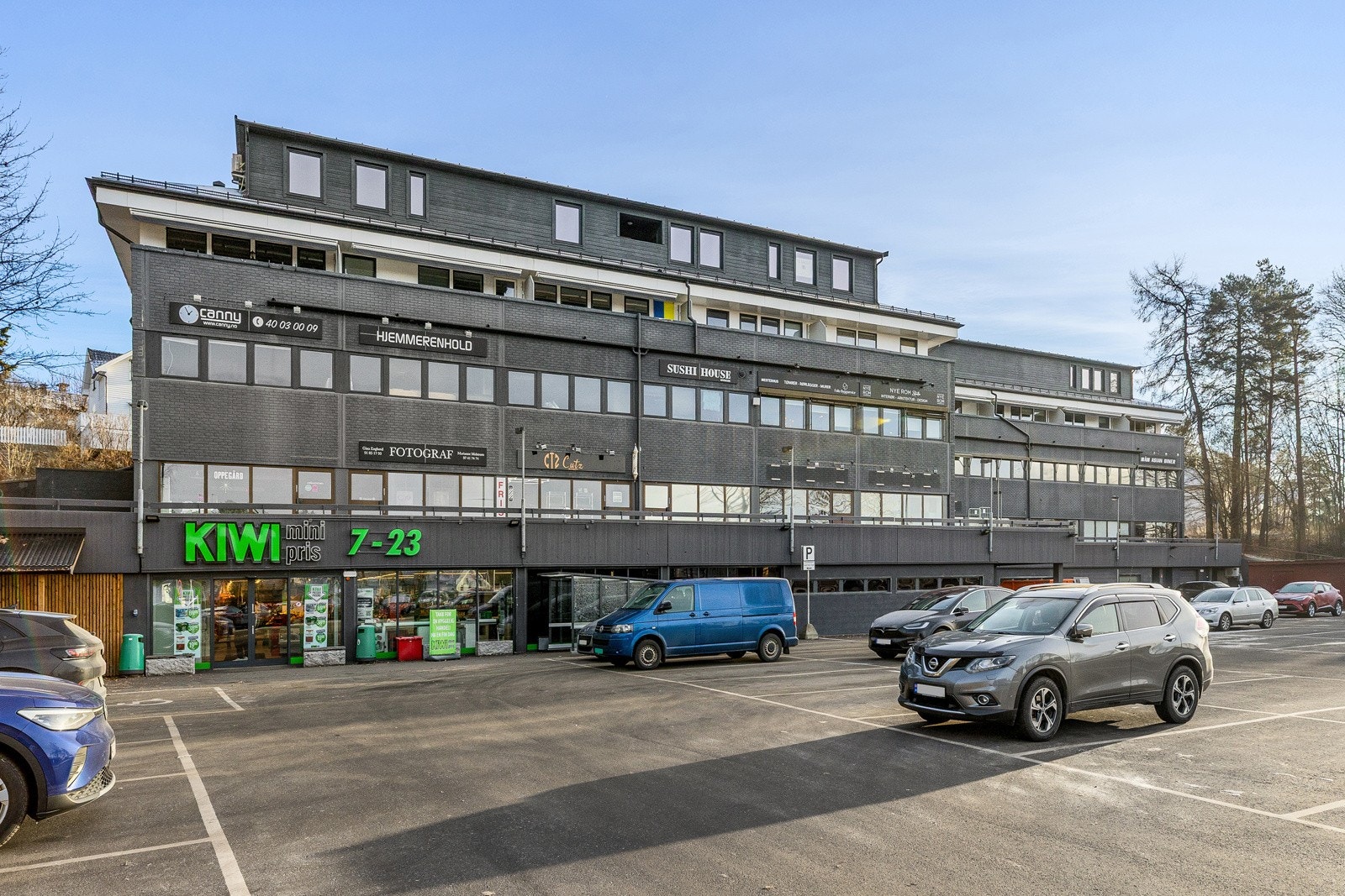 Kort vei til nærsenter med daglige servicetilbud, butikk og øvrige fasiliteter i nærområdet. Galleribilde