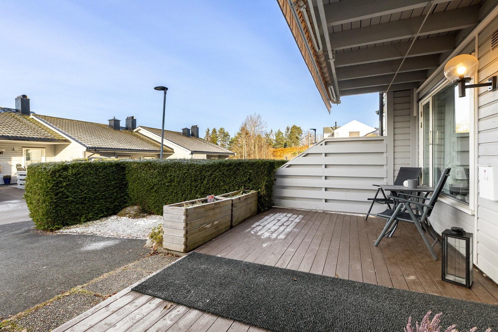 Romslig, vestvendt terrasse med delvis takoverbygg og gode solforhold. Perfekt for avslapning gjennom store deler av dagen. Galleribilde