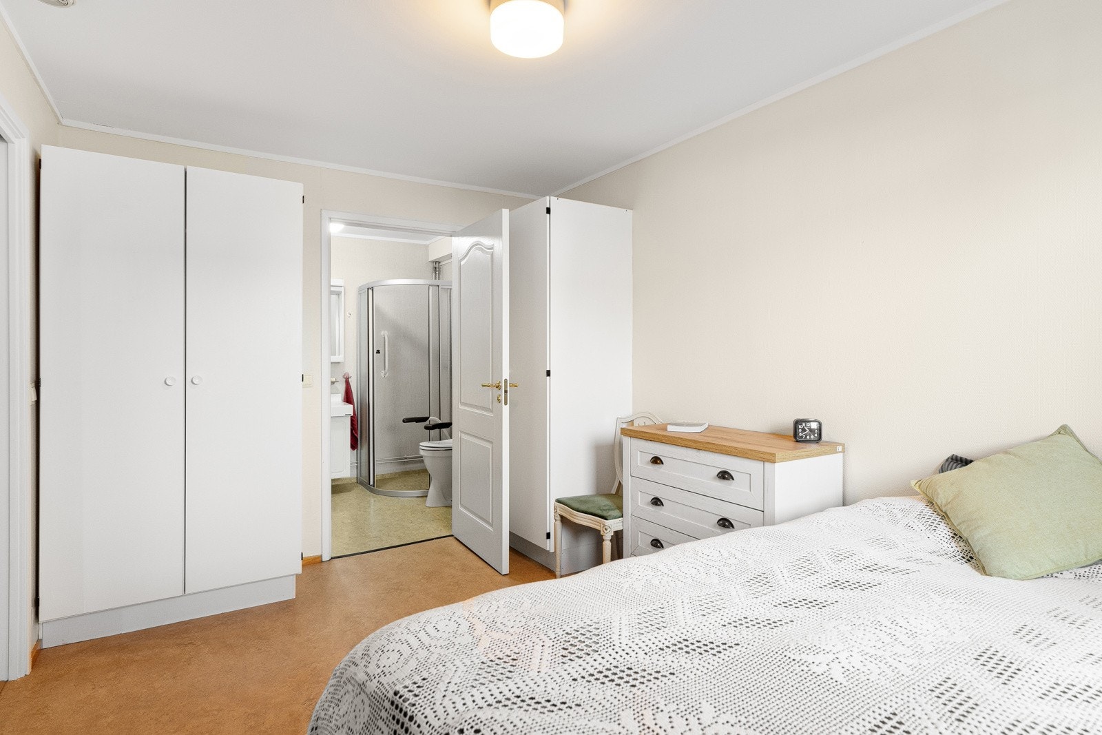 Lyst og rolig soverom med praktisk garderobe og gode møbleringsmuligheter. Galleribilde