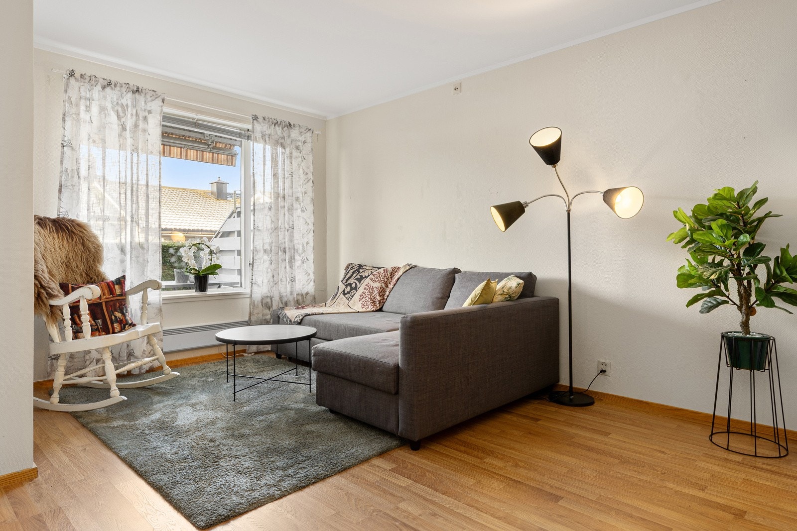 Store vindusflater fra byggeår gir fint lysinnslipp og utgangsmulighet mot terrassen via entréen. Boligens planløsning oppleves åpen og luftig. Galleribilde