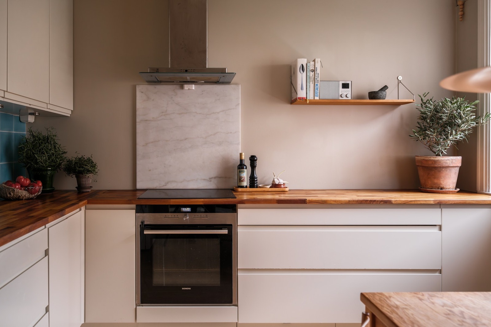 Rikelig med skap- og benkeplass. Galleribilde