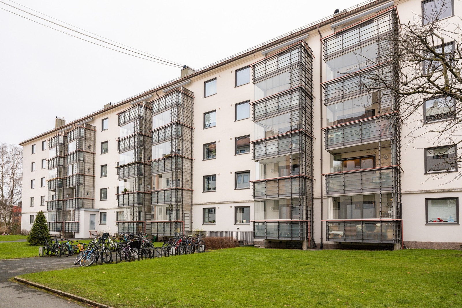 Tilbaketrukket beliggende i rolig enveisskjørt sidegate. Balkongsiden vender mot bilfrie fellesarealer. Galleribilde