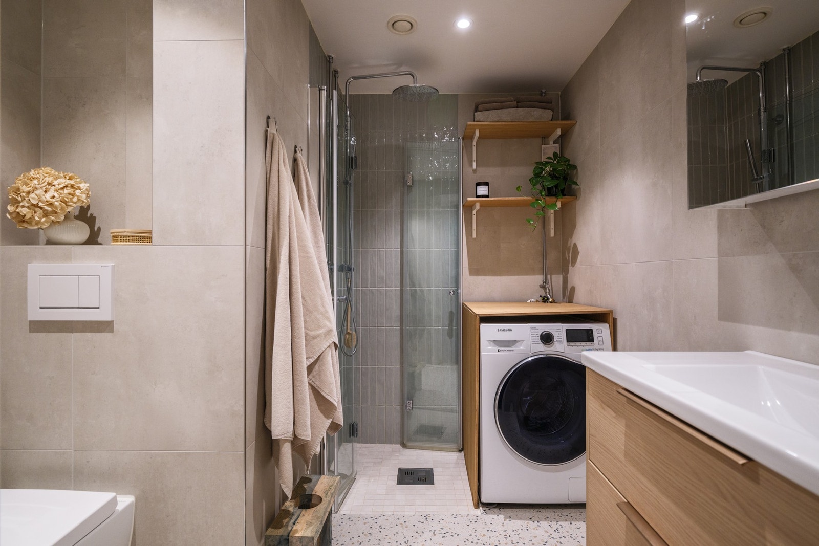 Delikat flislagt baderom, renovert i 2023. Galleribilde