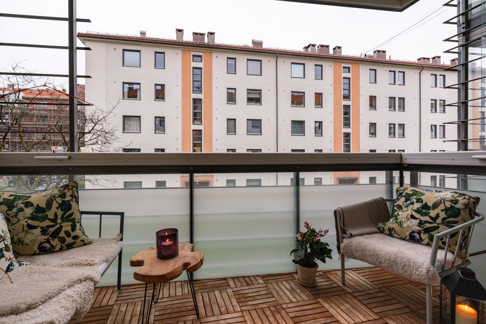 Romslig innglasset balkong vendt mot bilfritt fellesareal. Innglassingen kan åpnes helt opp. Galleribilde