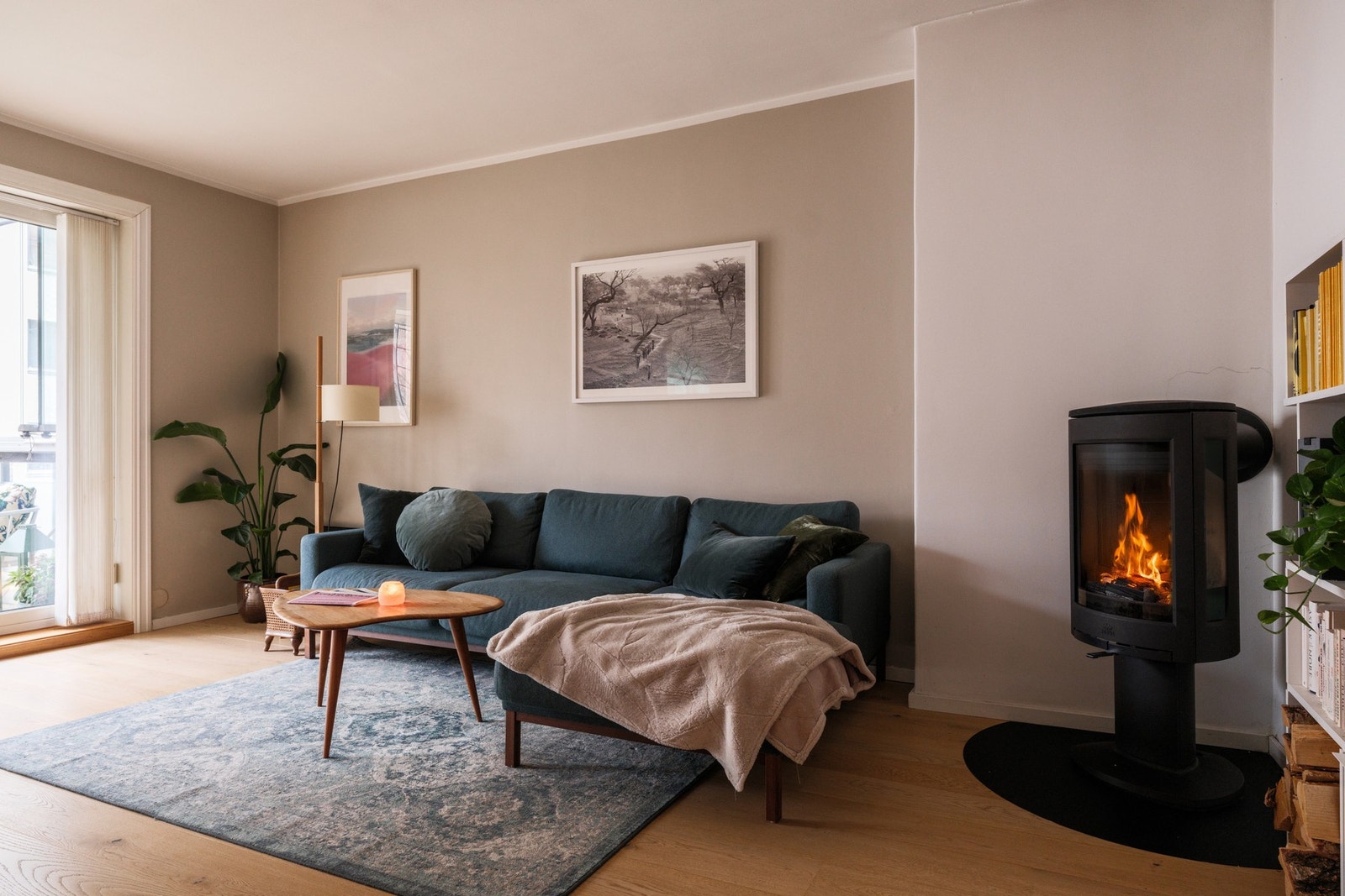 Stue med rentbrennende peisovn. Galleribilde