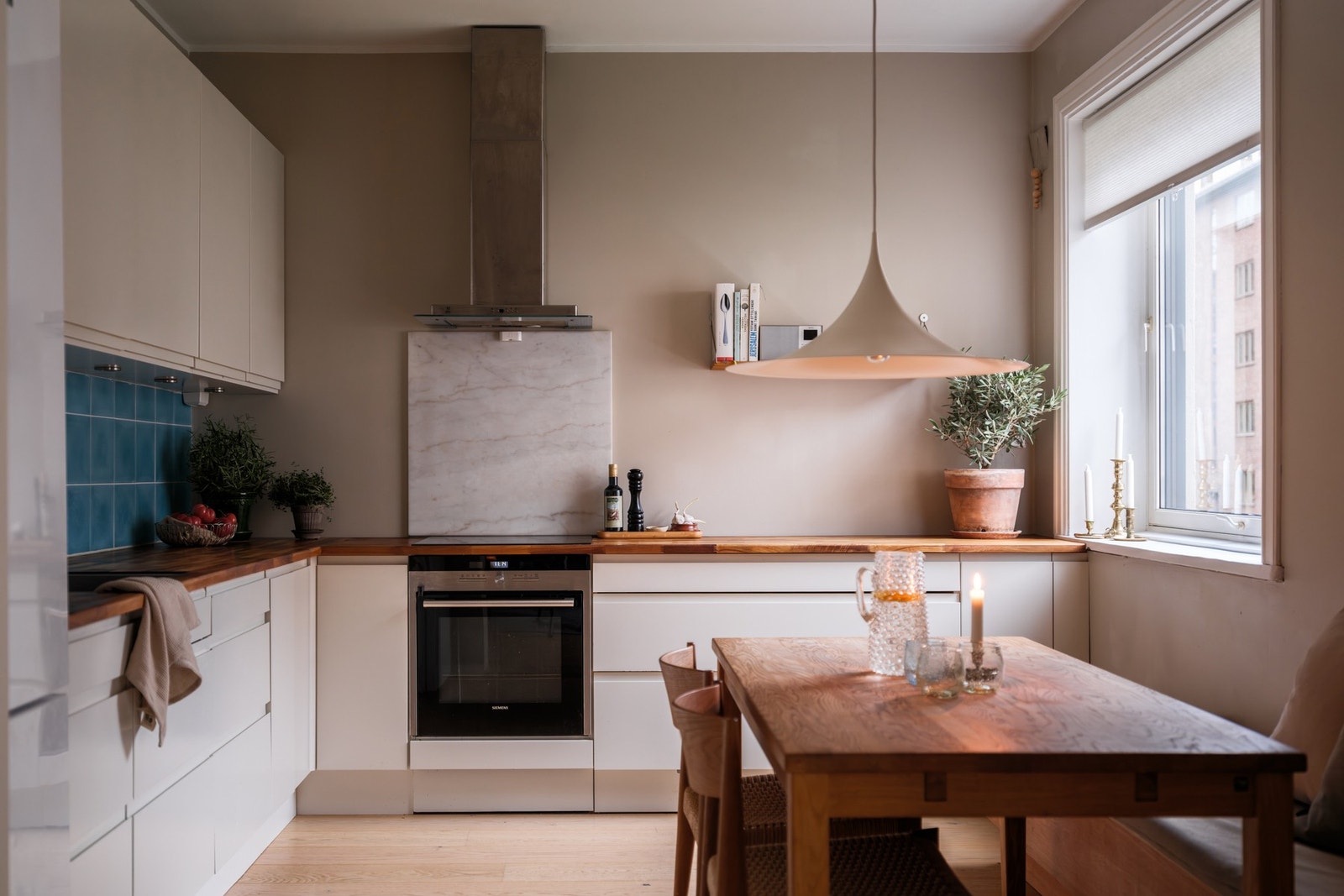 Kjøkken med velegnet spiseplass. Galleribilde