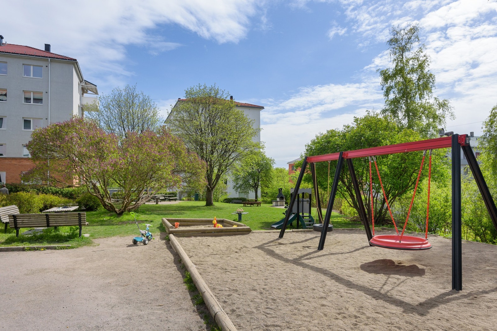 Veldrevet borettslag med pent opparbeidet fellesareale. Galleribilde