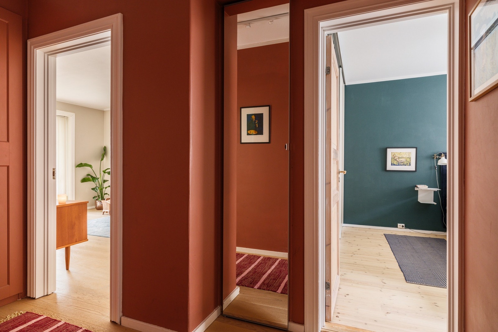 Entré med plassbygd kott. Galleribilde