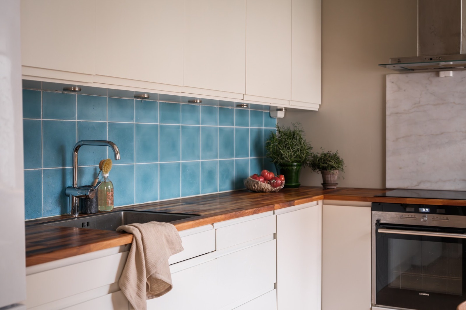 Integrerte hvitevarer: Stekeovn, induksjonstopp og oppvaskmaskin. Kjøl/frys også inkludert. Galleribilde