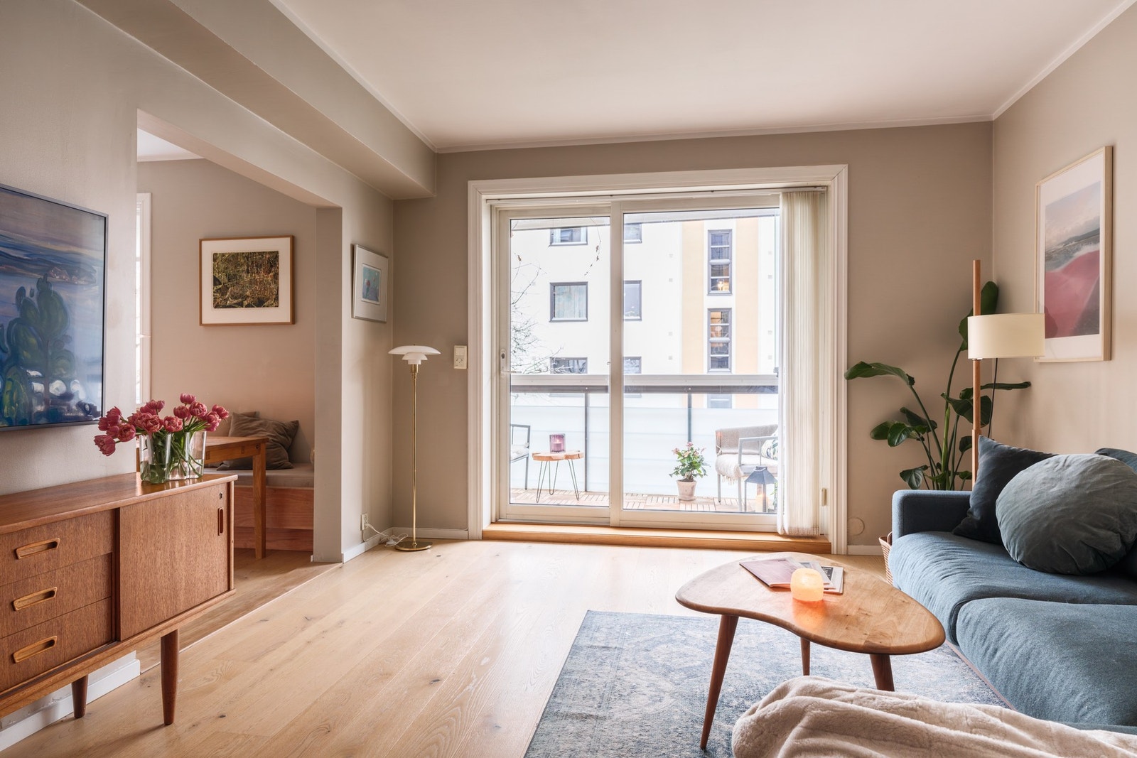 Stue og kjøkken med gjennomlys. Takhøye vindusflater/balkong-skyvedør. Galleribilde