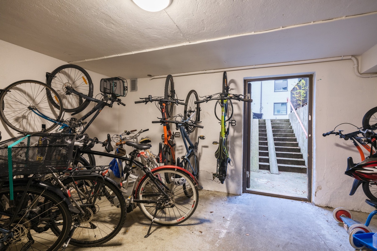 Felles sykkelparkering. Galleribilde