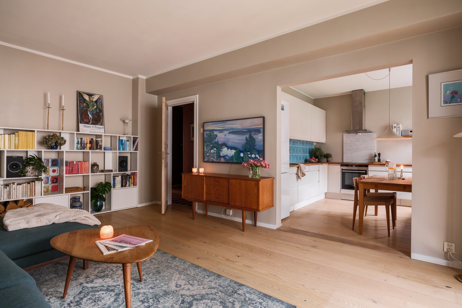 Stue og kjøkken i delvis åpen løsning. Galleribilde