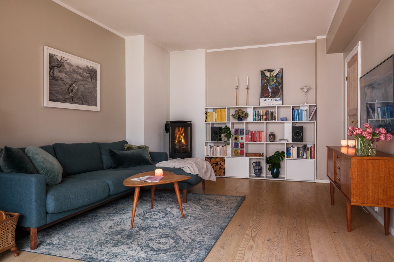 Alle overflater er malt i delikate tidsriktige farger. Galleribilde