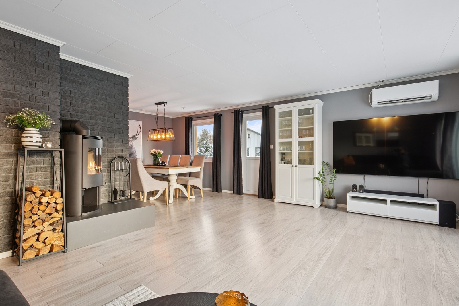 Boligen blir oppvarmet ved bruk av elektrisk varme, varmepumpe og vedovn Galleribilde