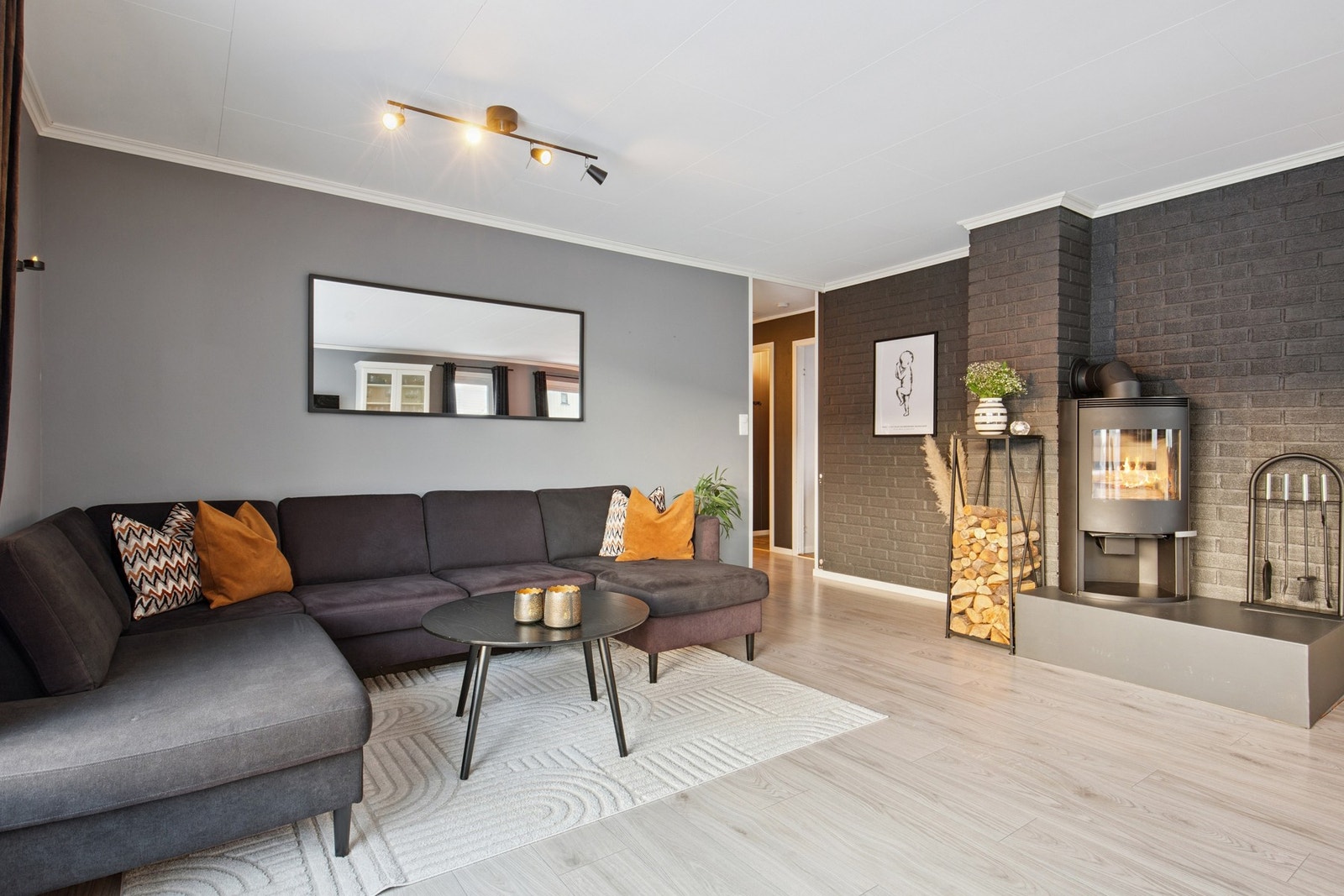 Romslig stue og en komfortabel lounge. Perfekt for sosiale sammenkomster og avslapning Galleribilde