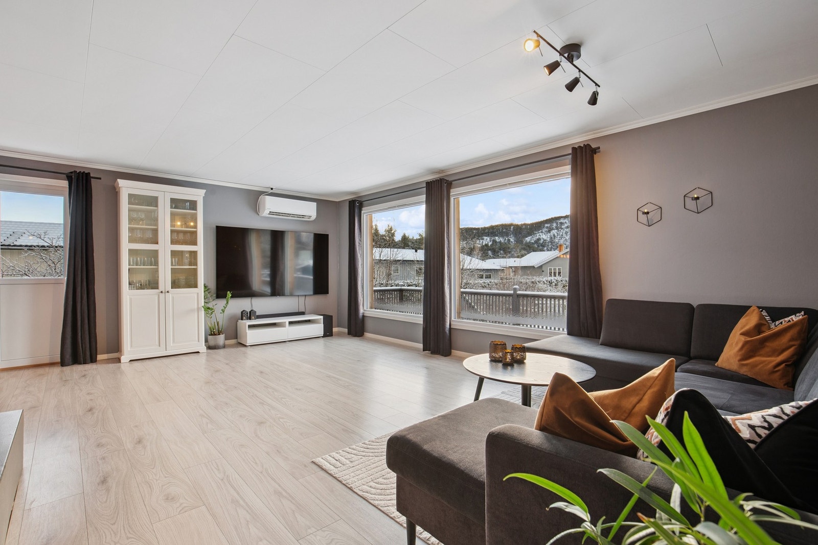 God takhøyde og store vindusflater som bidrar til en luftig og behagelig atmosfære Galleribilde