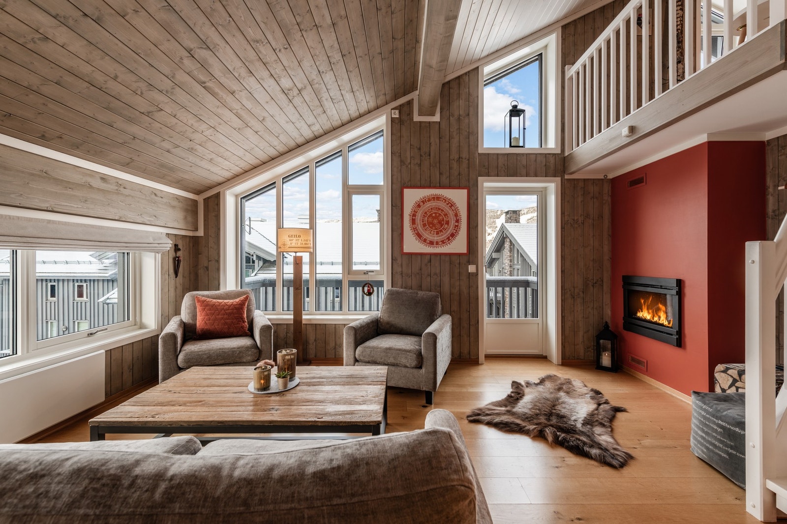 Koselig stue med gasspeis og godt lysinnslipp Galleribilde