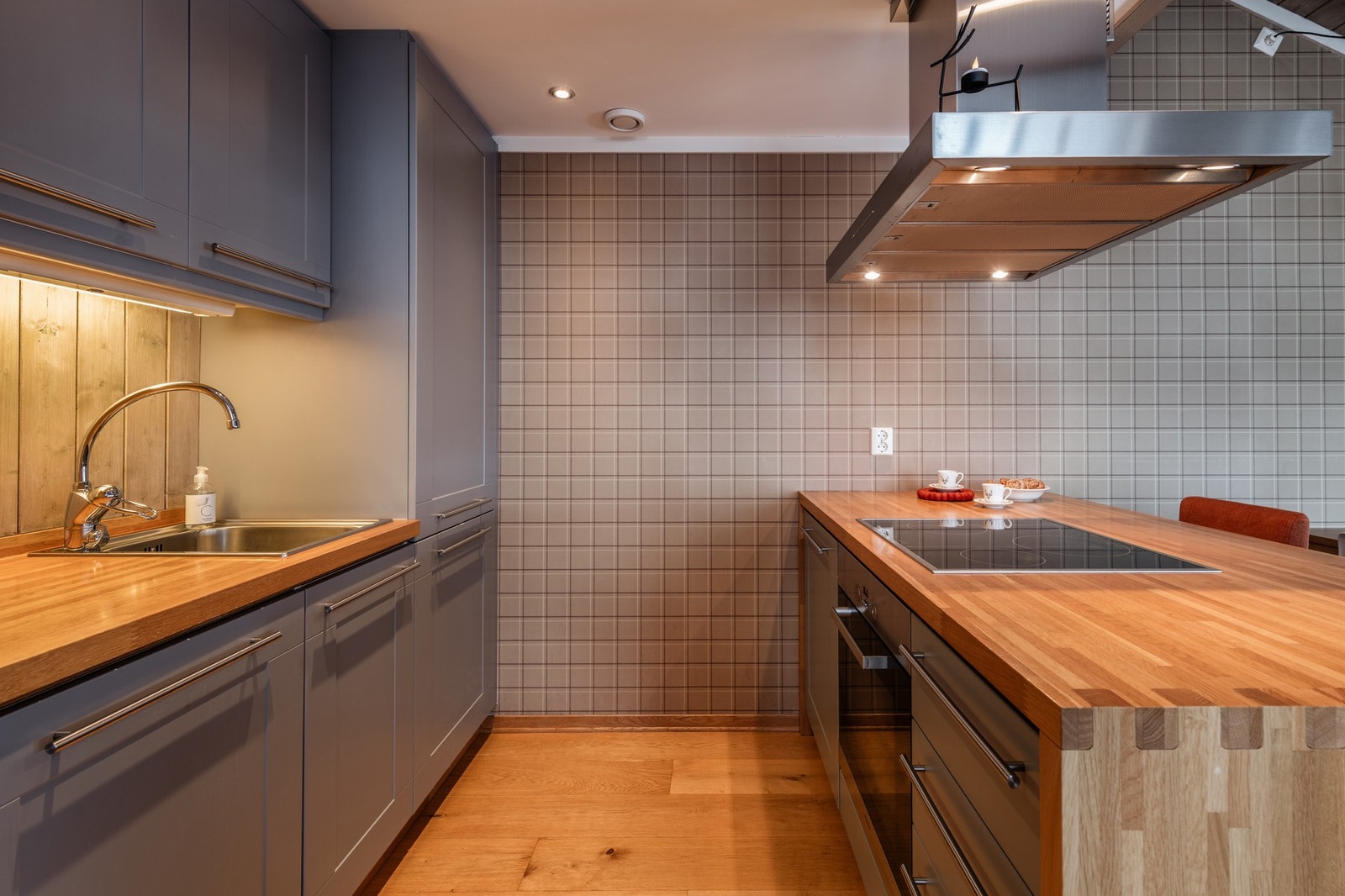 Kjøkkeninnredning med profilerte fronter Galleribilde