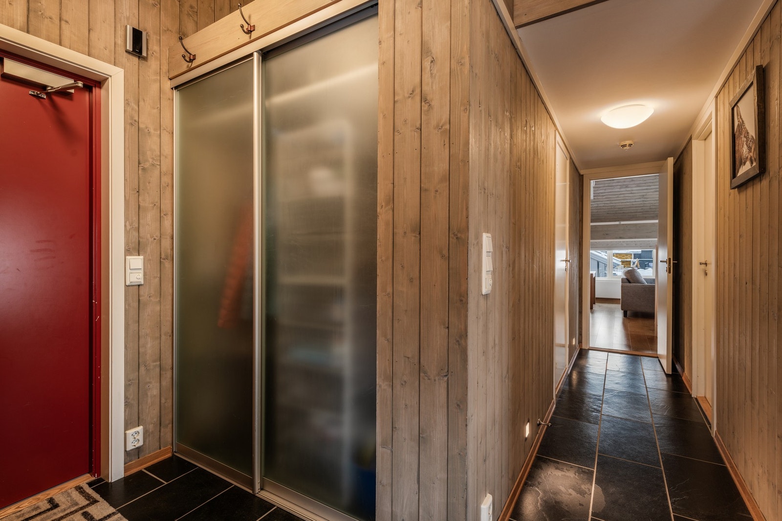 Entré med garderobeskap Galleribilde