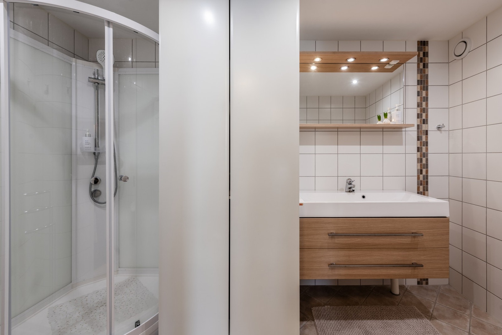 Bad har flislagt gulv med elektriske varmekabler Galleribilde