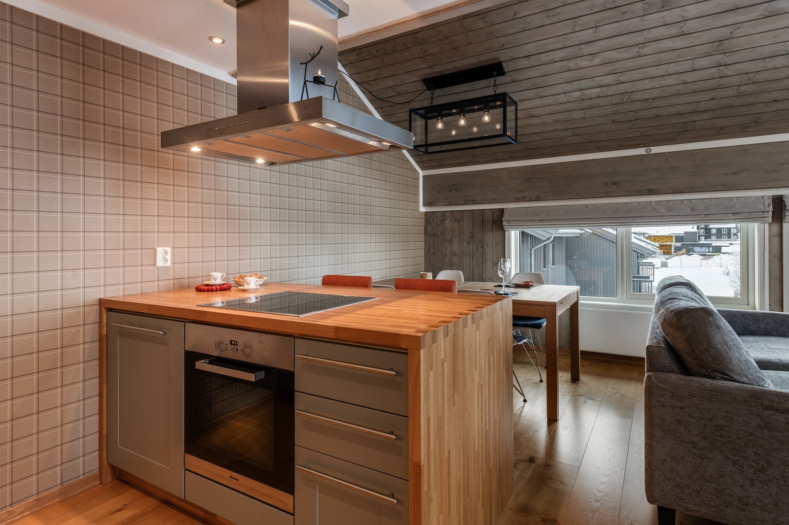 Kjøkkenet har benkeplate av heltre Galleribilde