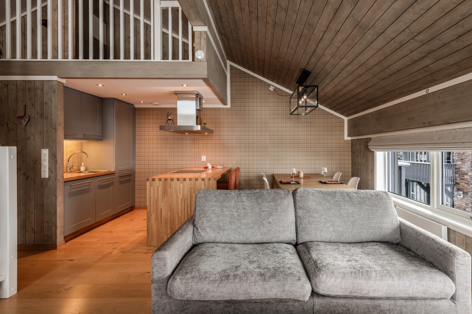 Åpen løsning inn til spisestue og kjøkken Galleribilde