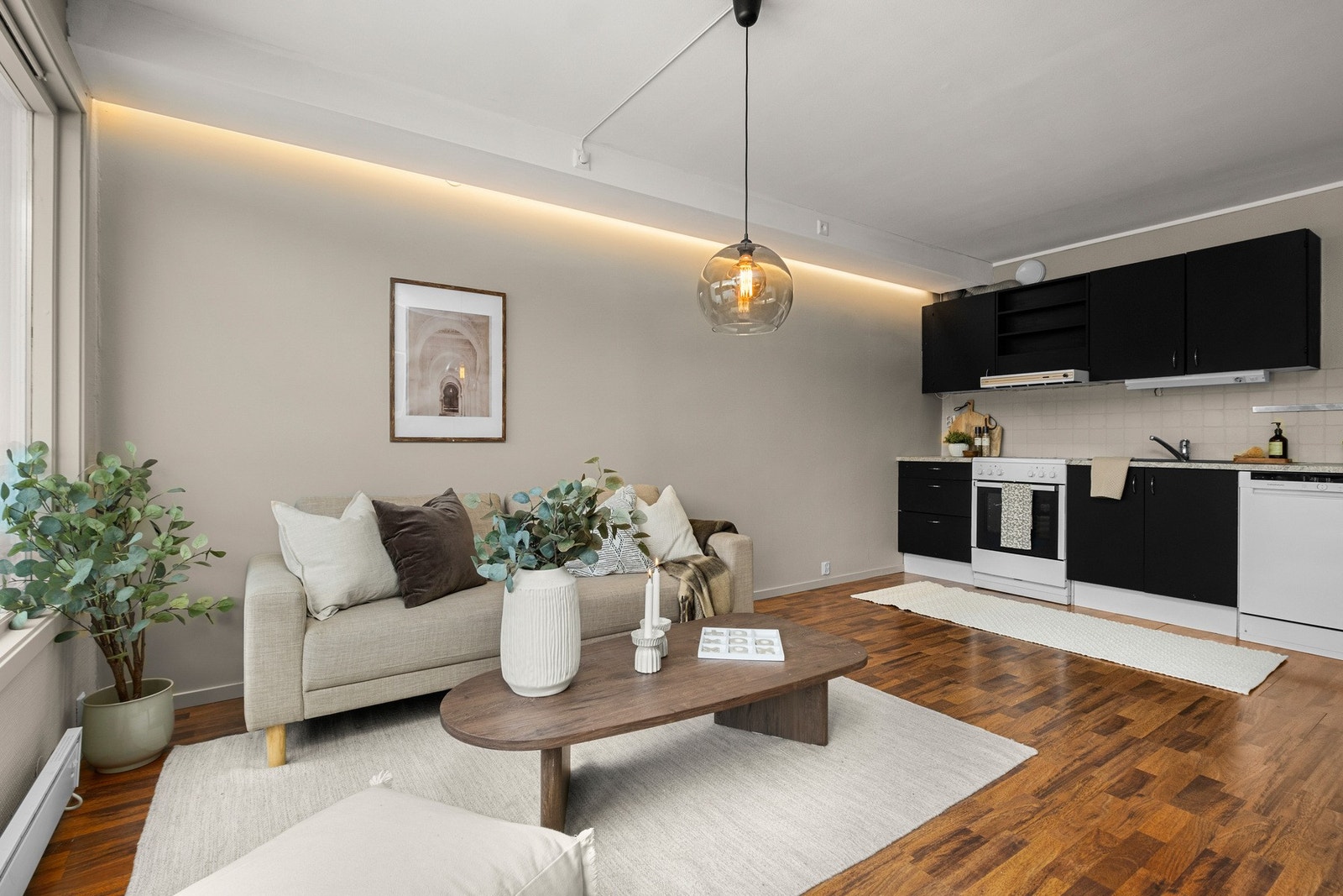 Leiligheten har en romslig åpen stue/ kjøkkenløsning på 21 kvm som gir god plass til ønsket stuemøblement. Galleribilde