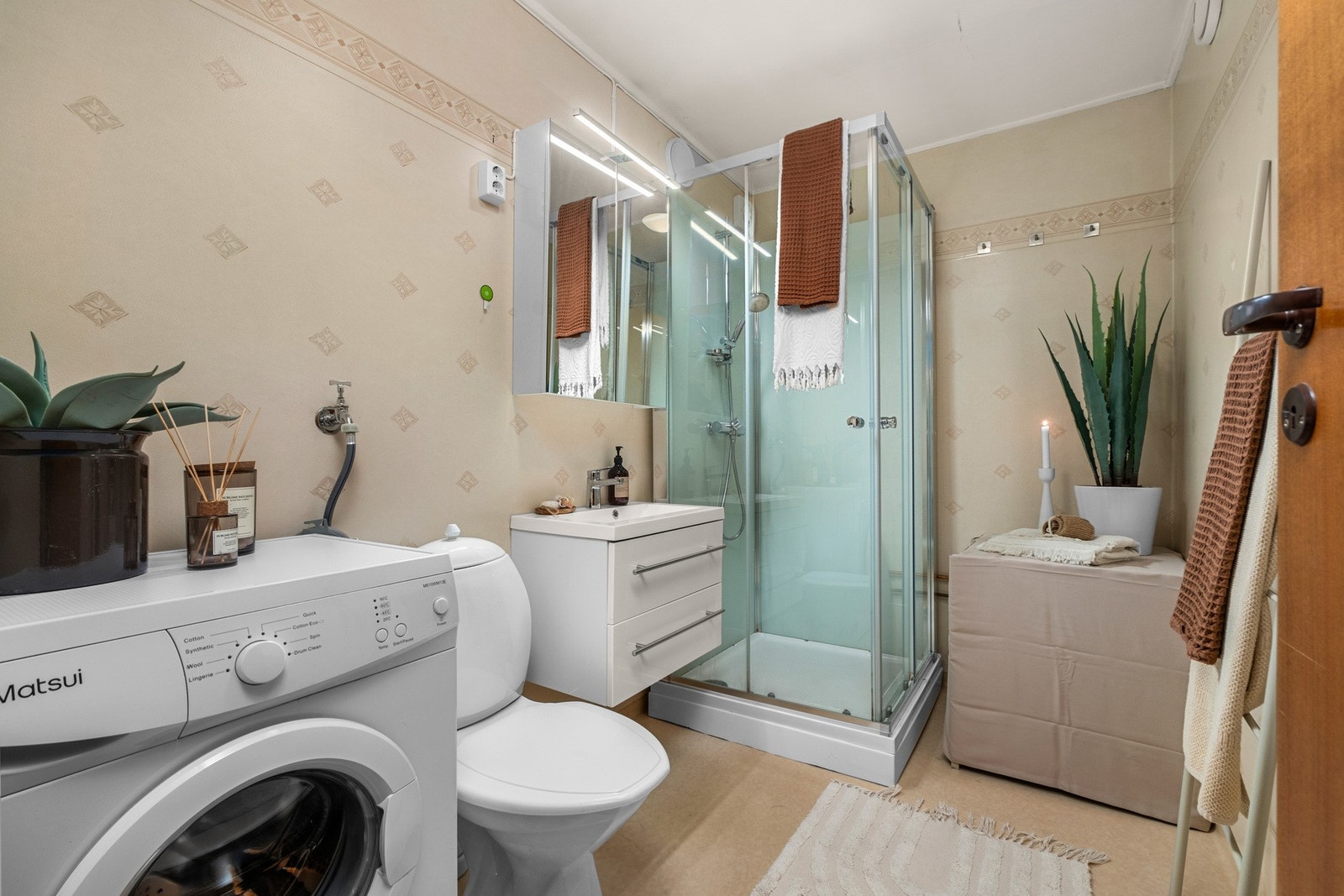 Badet måler 5 kvm og er utstyrt med dusjkabinett og opplegg for vaskemaskin. Galleribilde