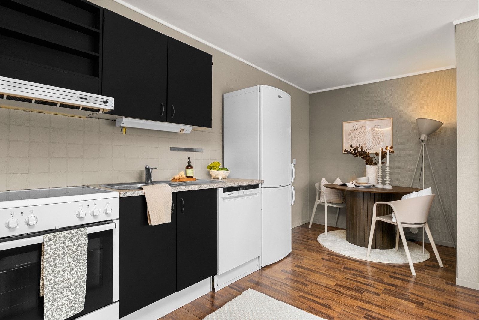 Det er plass til en koselig spisestue mellom kjøkken gang. Galleribilde