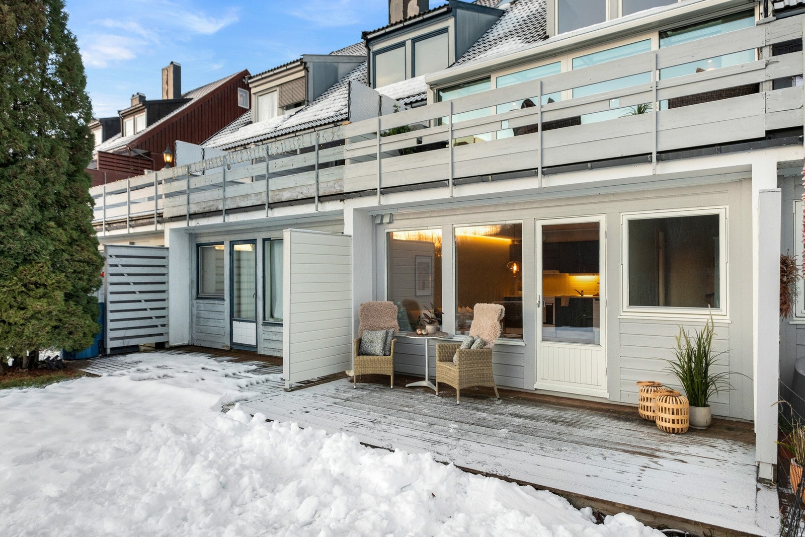 Leiligheten har en hyggelig og sørvendt uteplass, her har du solen fra tidlig morgen og til godt utpå kvelden. Galleribilde