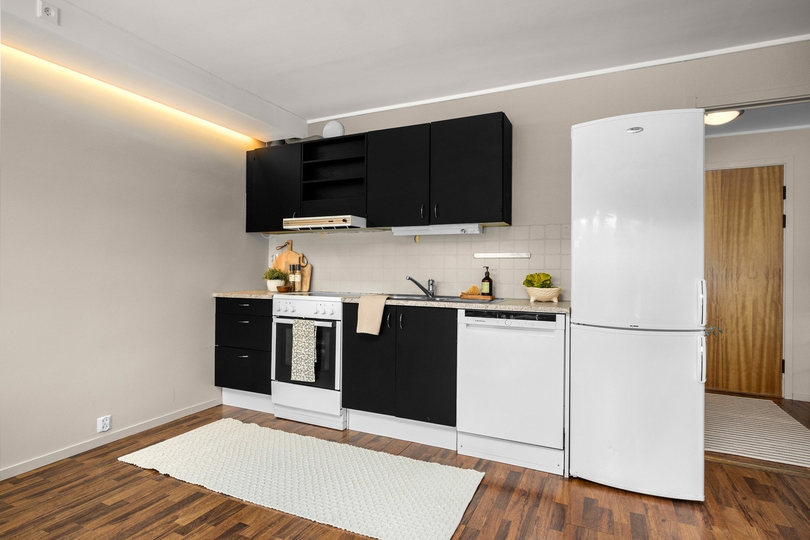 Flott kjøkken utstyrt med frittstående hvitevarer. Galleribilde