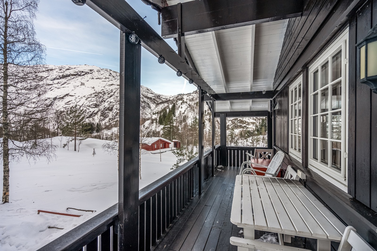 Trivelig veranda med plass til hagemøblement Galleribilde