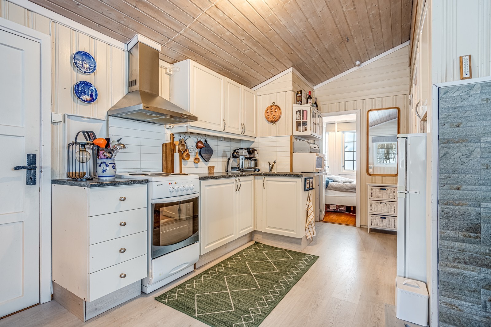 Enkelt kjøkken med frittstående hvitevare Galleribilde