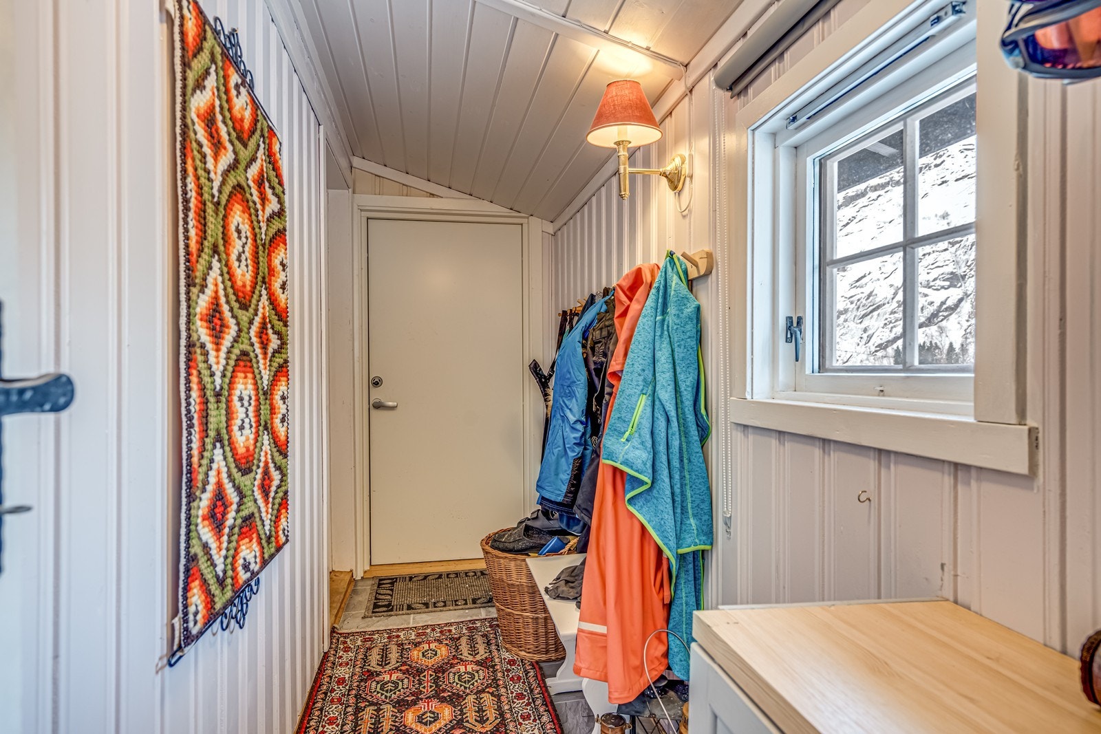 Entre med plass til oppbevaring av ytterklær og sko Galleribilde