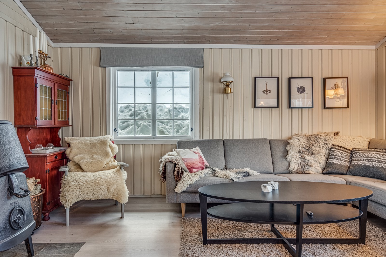 Romslig stue med god plass til møblement Galleribilde