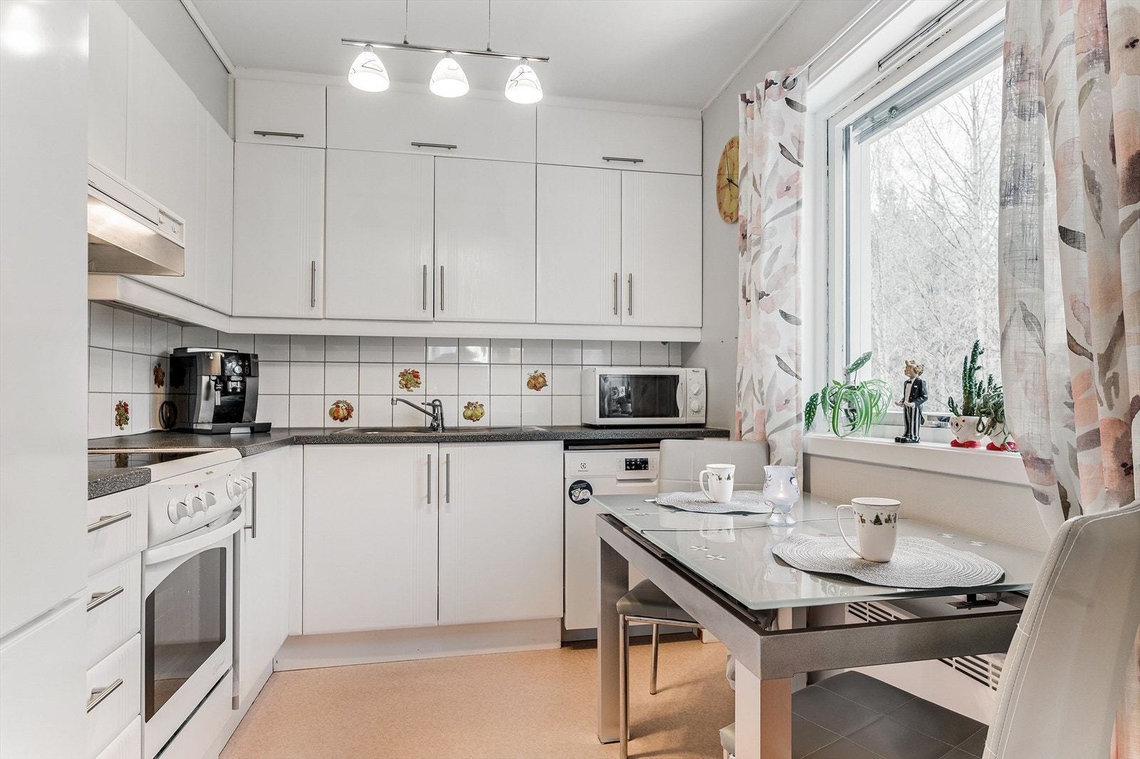 Kjøkkenet ligger i et eget rom i tilnytning til stuen. Kjøkkenet ble fornyet i 2012. Kjøkkeninnredning er med rillede fronter, laminert benkeplate. Rustfri kum med benkebeslag. Fliser i benkerygg. Vinylbelegg på gulv. Galleribilde