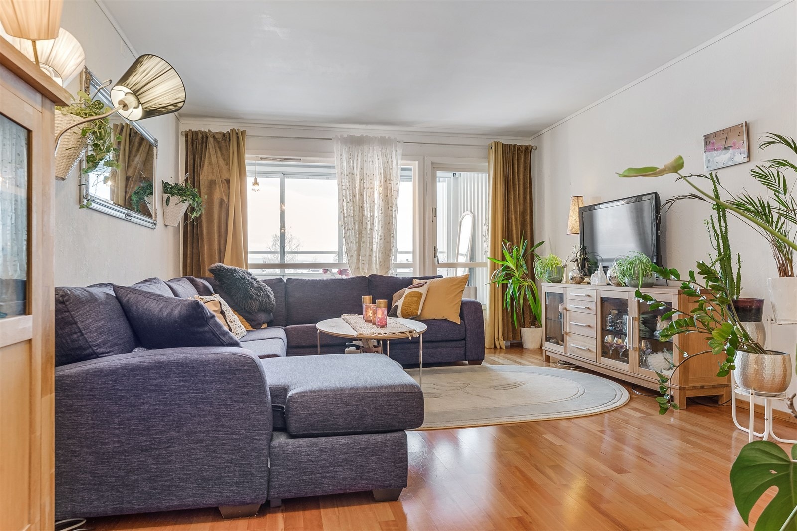 Stuen har plass til både sofagruppe med salongbord, mediemøblement og et lite spisebord om ønskelig. Galleribilde