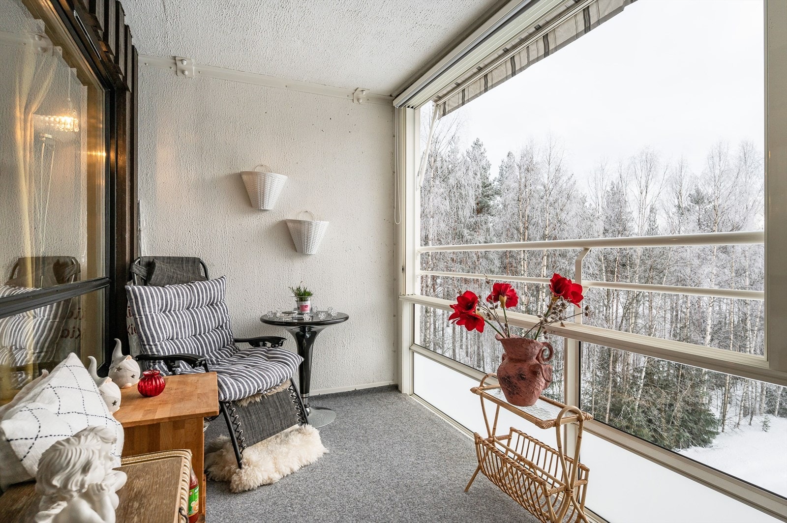 Koselig innglasset balkong med skyvevinduer som kan brukes store deler av året. Galleribilde