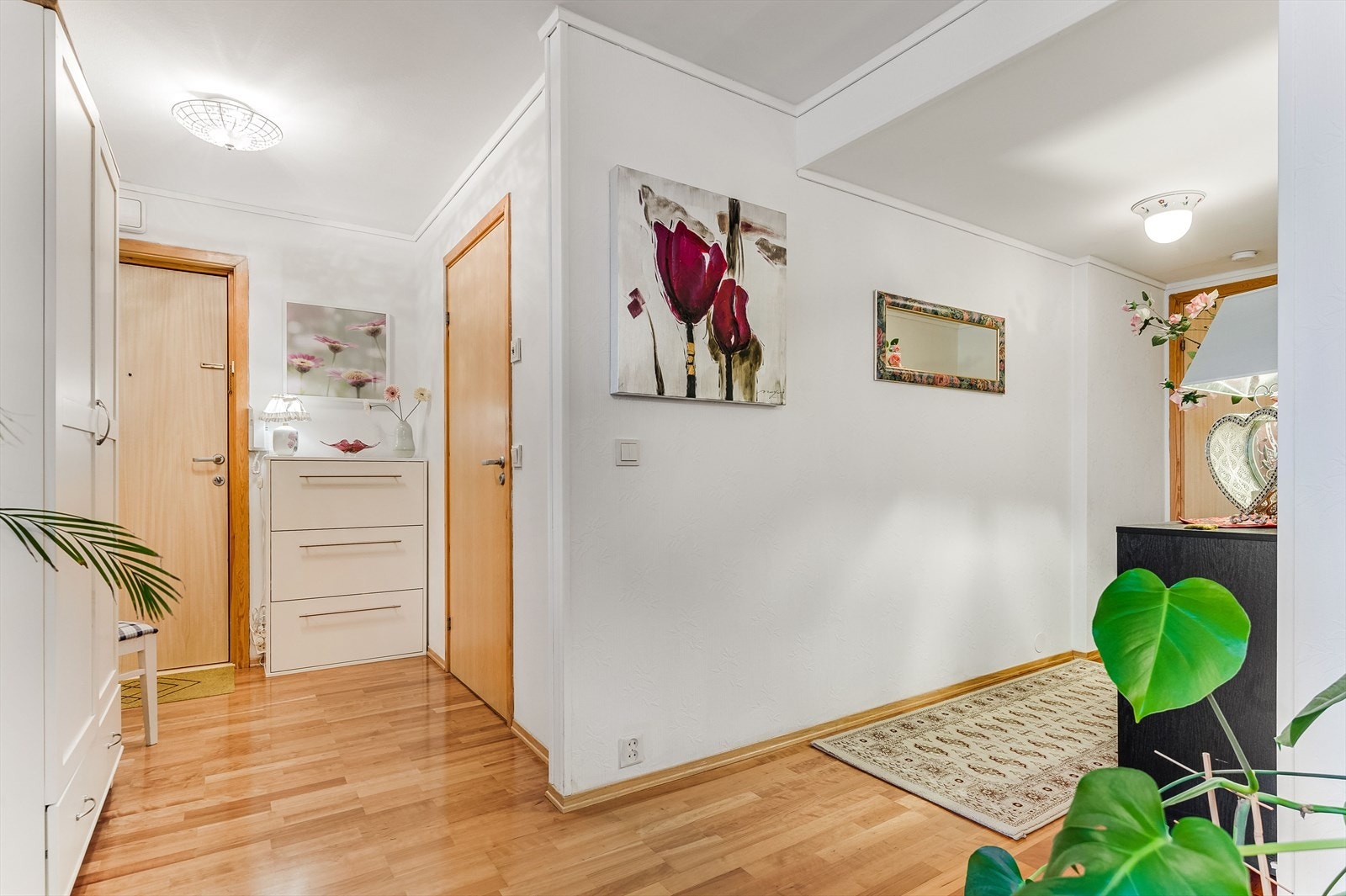 Du ønskes velkommen inn i en romslig entrè med plass til sko og oppheng av yttertøy. Galleribilde