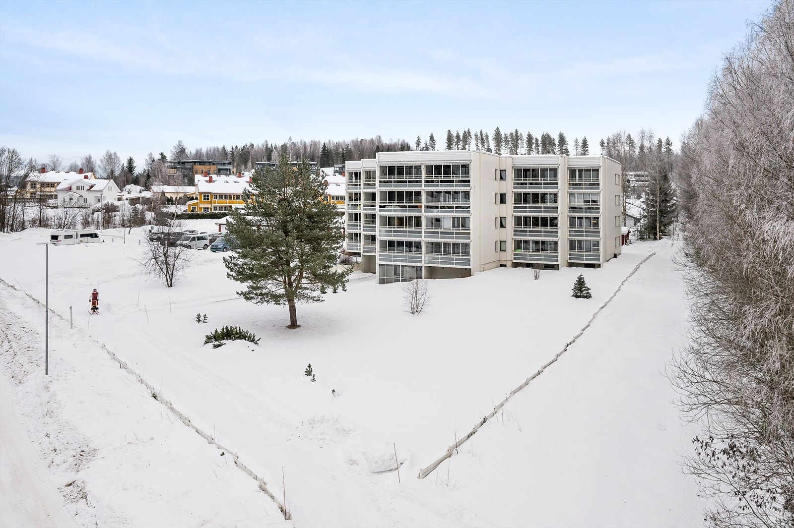 Dette er en ypperlig leiligheten for deg som ønsker å bo sentralt, men likevel tilbaketrukket og med nærhet til marka i Svartholtet. Galleribilde