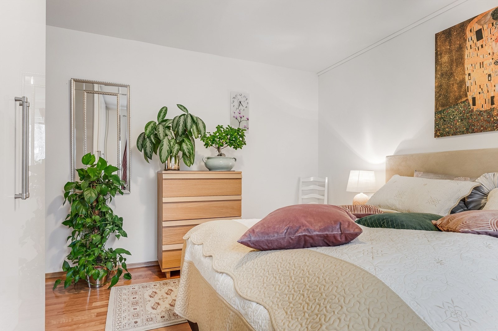 På soverommet er det god plass til dobbeltseng med tilhørende nattbord, kommode og garderobeskap. Galleribilde