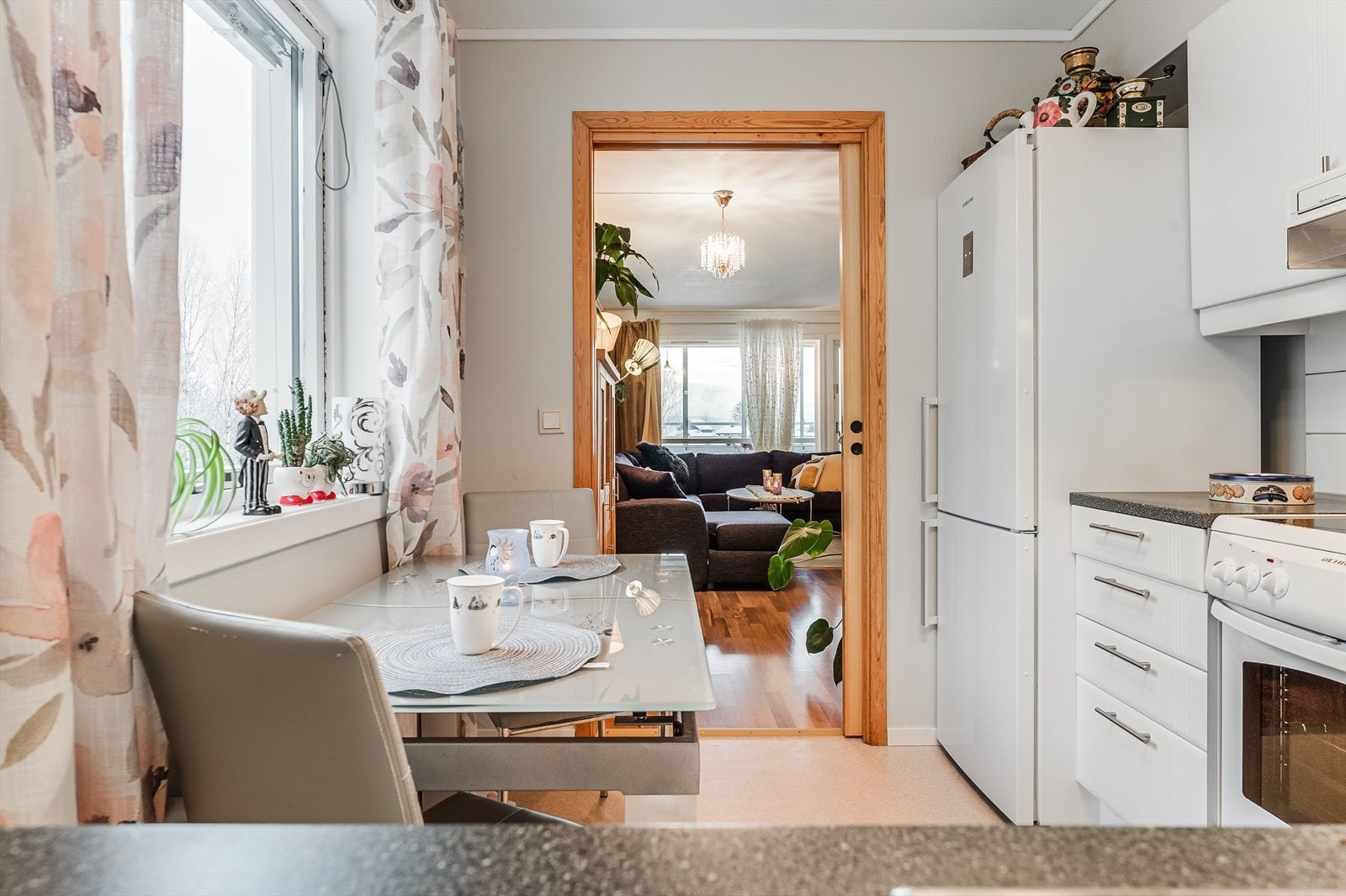 På kjøkkenet er det plass til frittstående hvitevarer og det er opplegg for oppvaskmaskin. Galleribilde