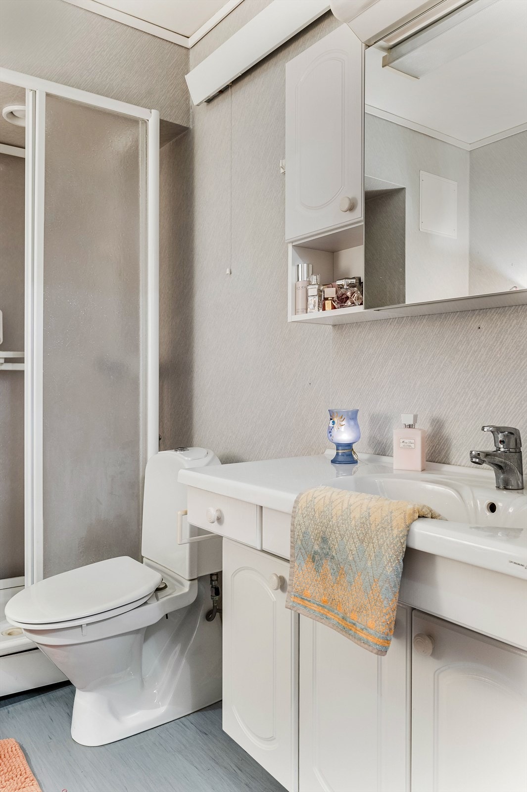 Det er også dusjkabinett, toalett, tørkeskapp og opplegg for vaskemaskin på badet. Mekanisk avtrekk. Galleribilde