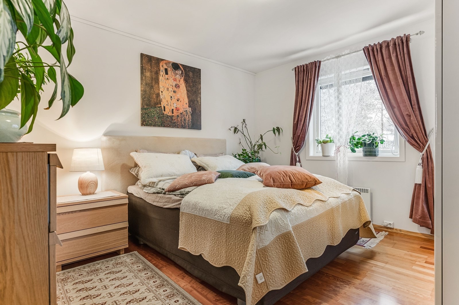 Leiligheten har ett romslig og lyst soverom av god størrelse. Soverommet har lysmalte overflater og laminatgulv. Galleribilde