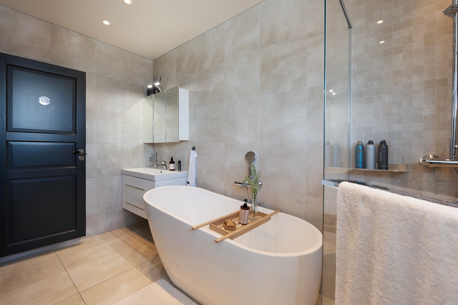 Stilfull baderomsinnredning med skuffeseksjon Galleribilde