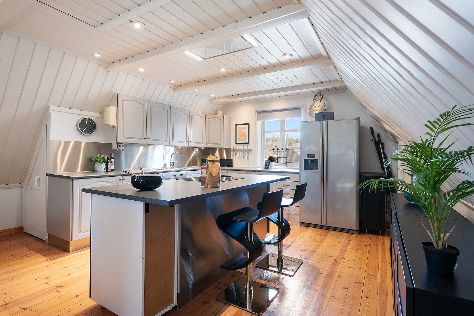 Kjøkkenet har en praktisk kjøkkenøy med barløsning Galleribilde