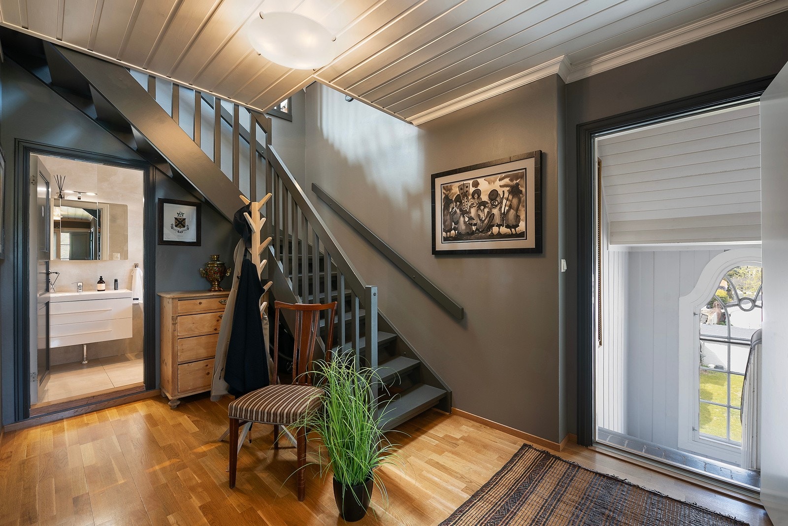 Leiligheten inneholder i 2.etasje 2 soverom og nyere lekkert bad Galleribilde