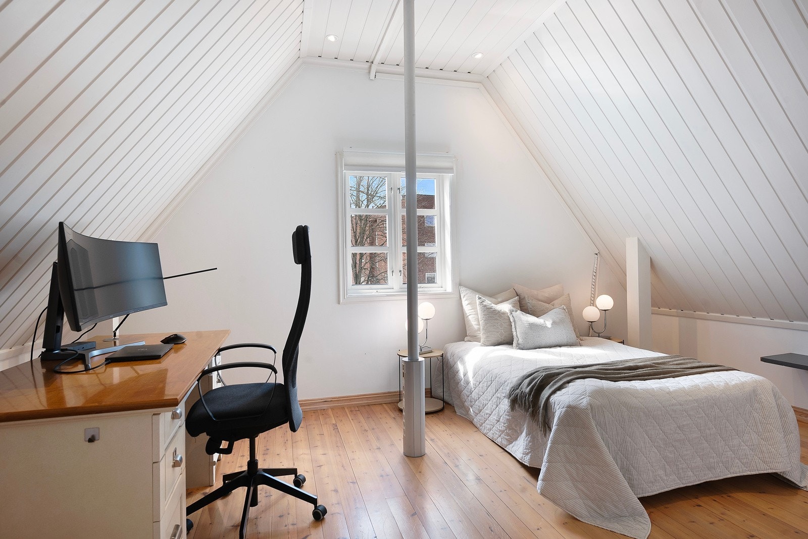Det er også et soverom i 3.etasje, tidligere benyttet som hjemmekontor Galleribilde