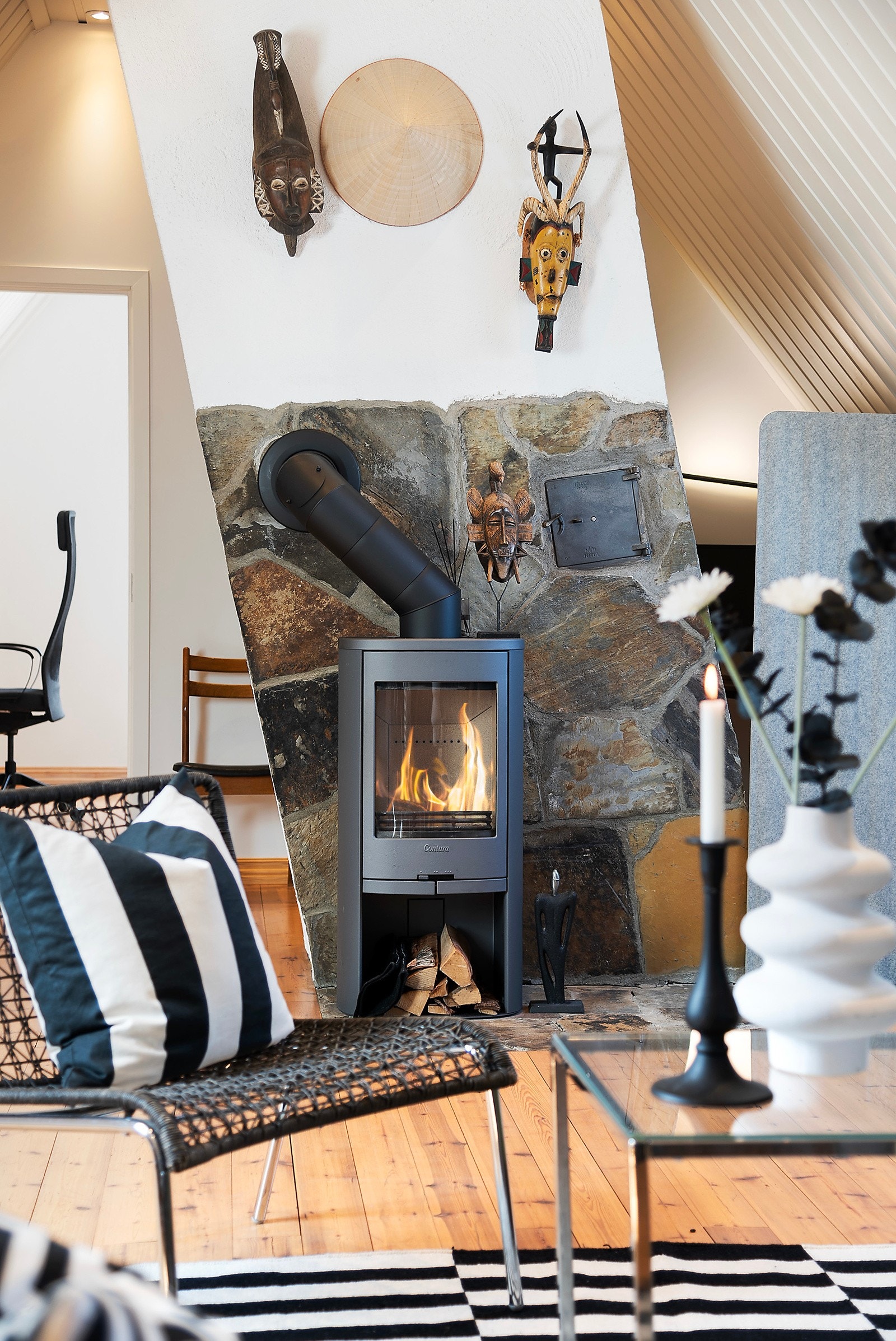 I stuen er det peisovn som gir god stemmning Galleribilde